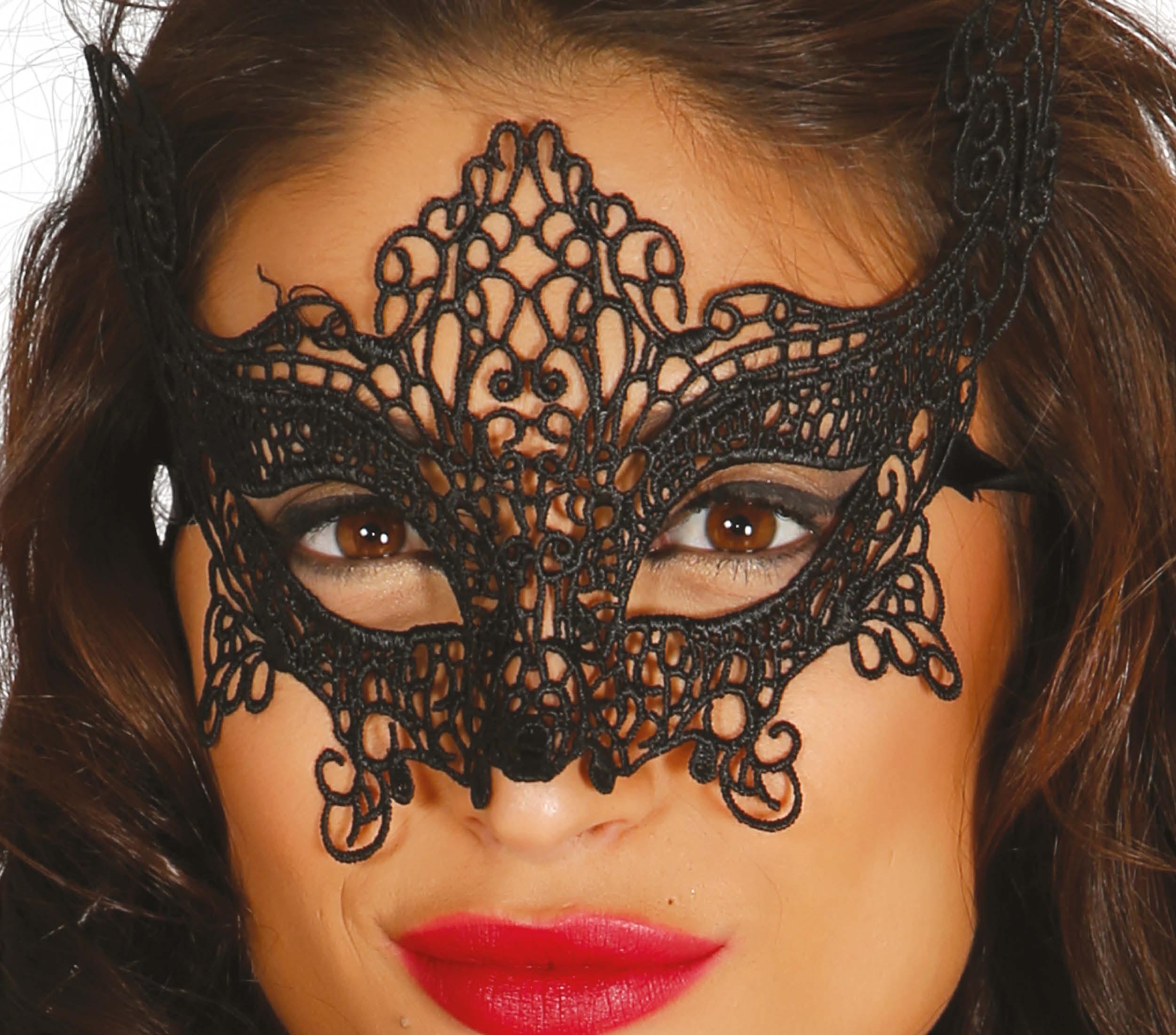 EMBROIDERED BLACK MASK